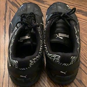 Men’s Leather Puma tennis shoes size 7.5